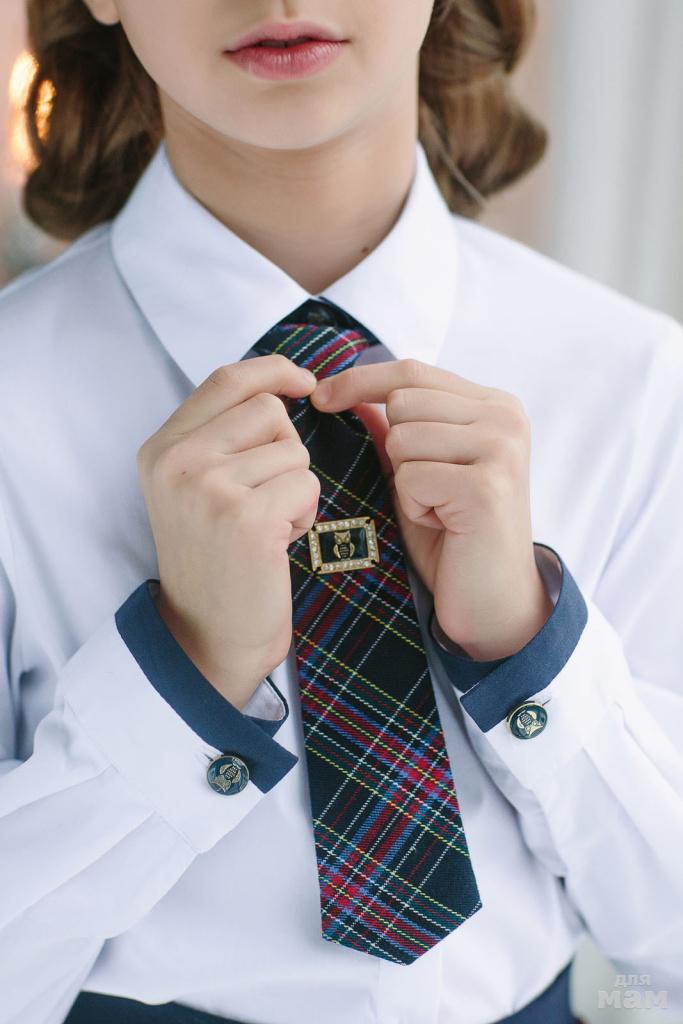 Школьная форма с галстуком