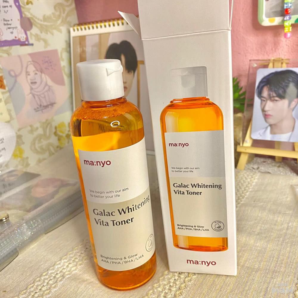 Ma nyo galac whitening vita. Calac Whitening Vita Toner. Manyo Factory Galac Whitening Vita Toner (210ml). Manyo мультивитаминный тонер. Manyo Galac Whitening Vita Toner 210 ml.